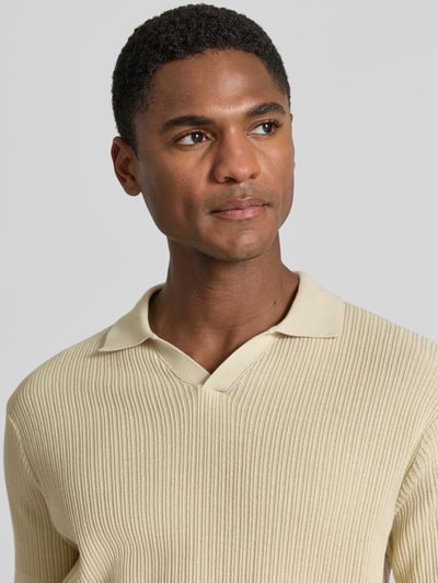 Männermodel trägt Slim Fit Strick-Poloshirt mit V-Ausschnitt von Lerros aus reiner Baumwolle, strukturierte Textur, Nahaufnahme Oberkörper.