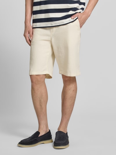 Mężczyzna nosi Shorts aus Baumwolle mit elastischem Bund von JAKE*S STUDIO MEN w kolorze beżowym, krój regular fit, bawełna, elastyczny pas z troczkiem, szerokość w rozmiarze M: 47 cm, długość nogawki wewnętrznej w rozmiarze M: 26 cm, całkowity widok z przodu