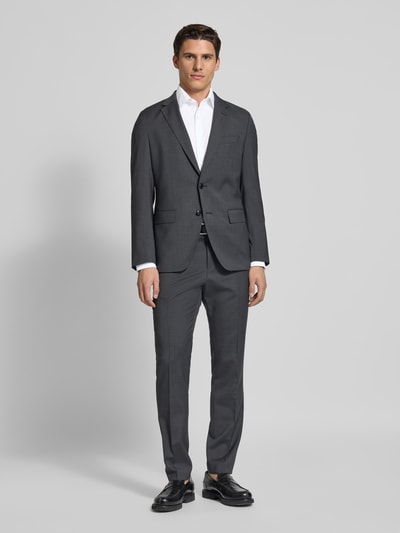 Mannenmodel draagt Slim Fit Business-Hemd met kentkraag van CK Calvin Klein, mix van katoen en elastaan, structuurpatroon, gestikt logo, doorlopende knoopsluiting, ruglengte 78 cm, schouderbreedte 44 cm, mouwlengte 68 cm, zakelijk heren hemd, voorkant volledige lichaamsweergave