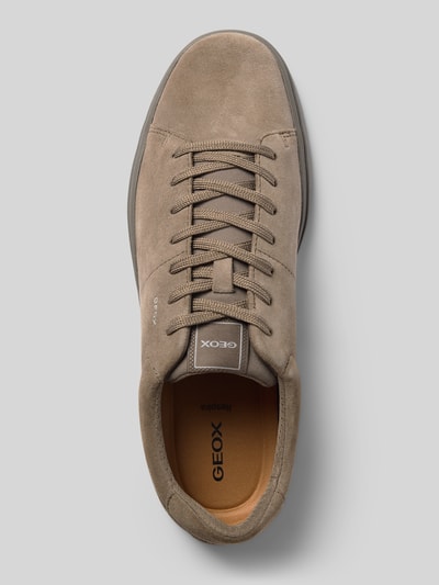 Produktfoto, Sneaker aus echtem Leder Modell 'Baltimoore' von Geox in Beige mit abgerundeter Passform, sichtbarer Logo-Prägung, Herren Sneaker, strukturierte Oberfläche, Absatzhöhe 3 cm, Schafthöhe 7 cm, Schaftweite 10 cm
