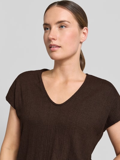 Kobiece model prezentuje damski t-shirt z elastycznej mieszanki materiałów OPUS, fakturowany wzór, model 'Sirukus', głęboki okrągły dekolt, długość tyłu w rozmiarze 36: 50 cm, taliowany krój, zbliżenie na górną część ciała