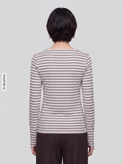 Kobiece modelka nosi bluzkę z długim rękawem Slim Fit Langarmshirt aus reiner Baumwolle od s.Oliver RED LABEL, brązowe i białe paski, tekstura gładka, widok całej sylwetki z tyłu, KI-modifiziertes Bild.