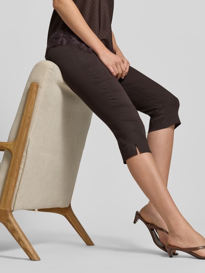 Frauenmodel trägt Strech Caprihose - curated by Mary Braun von Style Icon Collection, Baumwoll-Mix, schmal geschnitten, Nahaufnahme Oberschenkel.