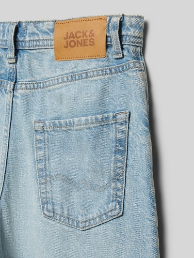 Produktfoto, Straight Fit Shorts mit Logo-Patch Modell 'Iron' von Jack & Jones aus reiner Baumwolle in Denim-Optik mit 5-Pocket-Design, sichtbarem Logo-Patch, helle Blautöne und strukturierte Oberfläche, Knopf-Reißverschluss, Bundweite und Innenbeinlänge laut Größe 140
