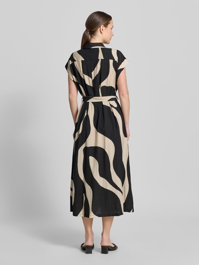 Frauenmodel trägt Hemdblusenkleid mit Bindegürtel Modell 'NIKITA' von Mango, Viskose-Mix, Taillierter Schnitt, Midikleid, Rückenansicht.