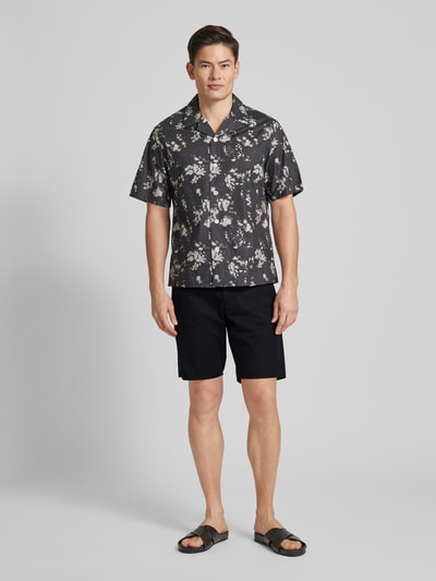 Gant Relaxed Fit Shorts mit Gürtelfalten Black 1