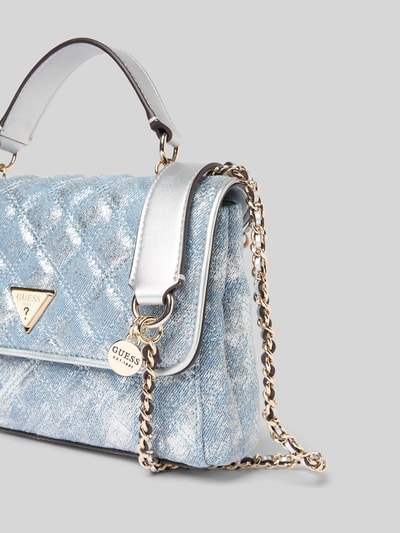 Produktfoto, Shoulder Bag in Stepp-Optik Modell 'GIULLY' von Guess, Ketten-Optik Trageriemen, Logo-Detail, Magnetverschluss, Hauptfach, blau-silberne Farbkombination, strukturierte Oberfläche, Maße ca. 24 x 16 x 8 cm, Länge Schulterriemen ca. 115 cm