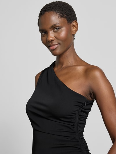 Frauenmodel trägt Eng anliegendes Cocktailkleid mit One-Shoulder von Jake*s Cocktail in Schwarz, glatte Oberfläche, Nahaufnahme Oberkörper.