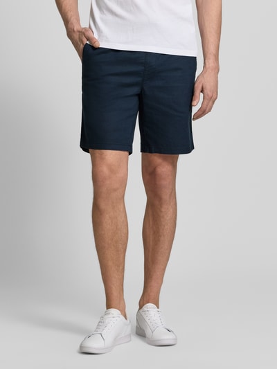 Männermodel trägt Shorts aus Leinen-Baumwoll-Mix Modell 'barton' von Matinique in Dunkelblau, Regular Fit, elastischer Bund, Ganzkörperansicht von vorne.
