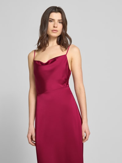 Vrouwenmodel draagt Regular fit dames midi-jurk van satijn model 'Ravenna' met spaghettibandjes van Vila, detailopname bovenlichaam.