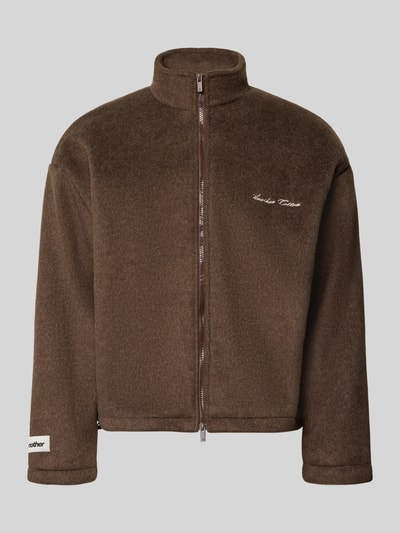 Produktfoto, braune Fleecejacke mit Label-Stitching und Zweiwege-Reißverschluss von ANOTHER COTTON LAB, Material-Mix mit Woll-Anteil, reguläre Passform, strukturierte Oberfläche