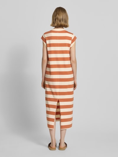 Frauenmodel trägt Fließendes Freizeitkleid aus reiner Baumwolle von Pepe Jeans, Optik:Allover-Muster, Passform, Midi-Länge, Rundhals, Kappärmel, gerader Saum, Materialverarbeitung: Jersey, reine Baumwolle, Ganzkörperansicht Rückansicht.
