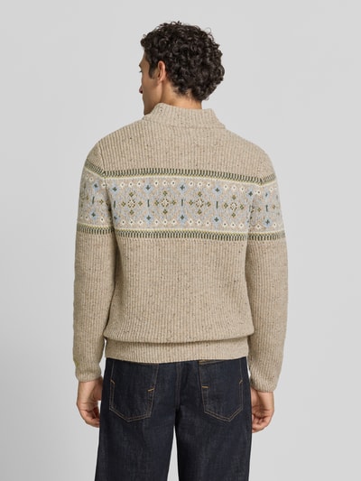 Männermodel trägt Norwegerpullover aus Woll-Mix mit Troyer-Kragen von RAGMAN, beige mit klassischem Muster, Ganzkörperansicht Rückansicht. Rückenlänge Größe M: 70 cm, Ärmellänge Größe M: 69 cm, Regular Fit, Reißverschluss.