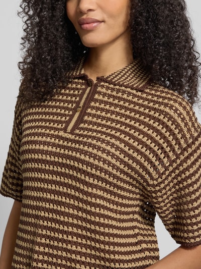 Kobieta modelka nosi Sweter z dzianiny z krótką listwą guzikową od Polo Ralph Lauren z bawełny, krój regular fit, kołnierzyk polo, rękaw o dł. 1/2, zbliżenie na górną część ciała.