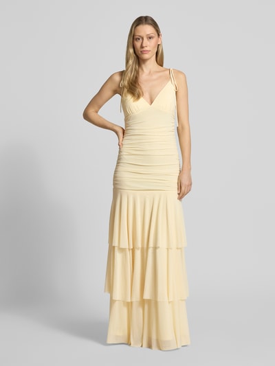Vrouwenmodel draagt avondjurk 'Abendkleid im Stufen-Look met plooien' van Jake*s Cocktail, materiaalmix met stretch, nauw aansluitend model, laagjeslook, V-hals, bandjes met vetersluiting, maxilengte, ruglengte maat 36: 139 cm, borstwijdte maat 36: 34 cm, kleur lichtgeel, gladde textuur, effen, Ganzkörperansicht van voren.