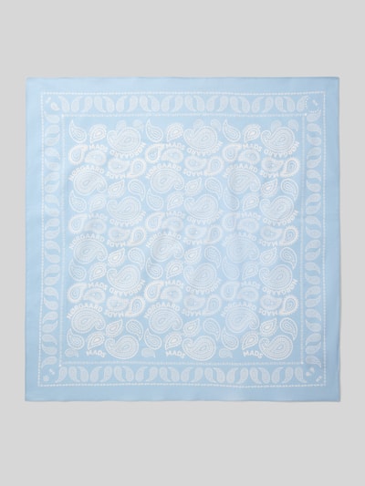 Produktfoto, Halstuch aus Baumwolle im Allover-Look von MADS NØRGAARD in hellblau, quadratisch mit Paisley-Muster und Label-Detail.