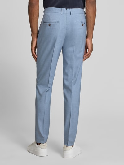 Männermodel trägt Slim Fit Anzughose aus Viskose-Mix Modell 'MAX-LANO' von SELECTED HOMME mit Melange-Optik, Ganzkörperansicht Rückansicht.