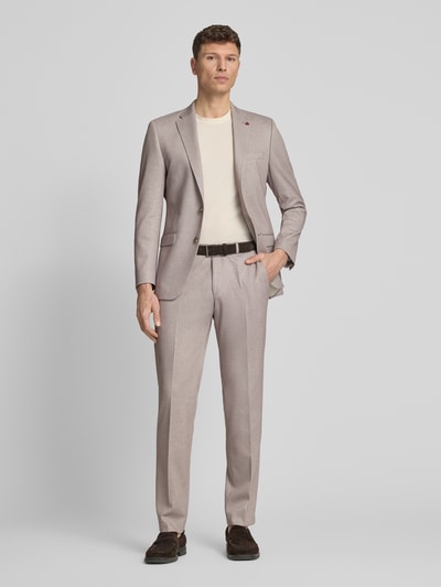 Männermodel trägt Regular Fit Anzug mit Reverskragen und Bügelfalte von Roy Robson in hellem Beige, Material-Mix, Ganzkörperansicht von vorne.