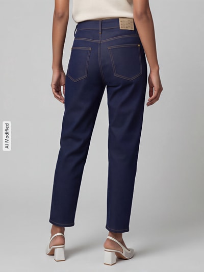 Vrouwenmodel draagt Loose Fit Barrel Jeans aus Baumwoll-Mix mit Modal-Anteil Modell 'DANNI' van MAC in donkerblauw, gladde textuur, rechte pijpen, dames barrel jeans van MAC, volledige achteraanzicht, KI-modificeerd beeld.