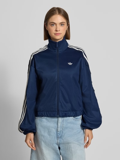 Frauenmodel trägt Oversized Sweatjacke aus Baumwoll-Mix Modell 'LACE OVERSIZED' von adidas Originals in Dunkelblau, weiße Details, Ganzkörperansicht von vorne. Damen Sweatjacke von adidas Originals