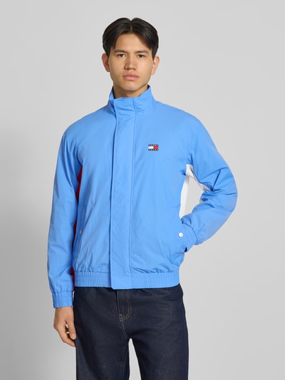 Männermodel trägt Regular Fit Blouson mit Logo-Stitching von Tommy Hilfiger in Optik: Unifarben, Materialverarbeitung: Satin, Ganzkörperansicht von vorne.