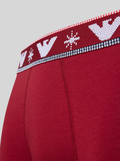 Männermodel trägt Trunks mit elastischem Logo-Bund im 2er-Pack von Emporio Armani, Baumwoll-Elasthan-Mix, Nahaufnahme Oberkörper.