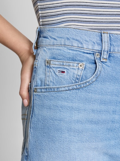 Tommy Jeans Regular Fit Jeansshorts aus Baumwoll-Mix Hellblau 3