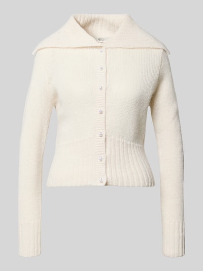 Produktfoto, kardigan rozpinany 'Strickjacke mit breiten Kragen und Knopfleiste' od Gina Tricot, mieszanka materiałów z domieszką alpaki, krój regular fit, szeroki kołnierz, listwa guzikowa, długość tyłu w rozmiarze S: 46 cm, długość rękawów w rozmiarze S: 60 cm, jasny kolor, widoczna faktura dzianiny