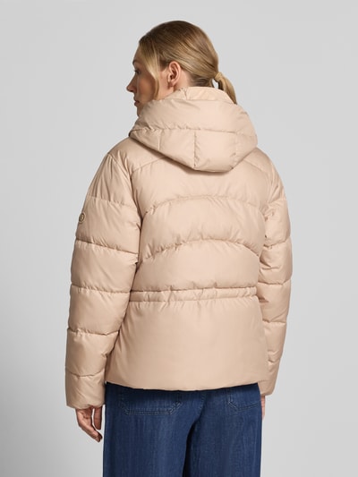 Frauenmodel trägt Regular Fit Jacke mit Kapuze Modell 'Pepulina' von BOSS in unifarbener Optik, langarm, elastischer Ärmelabschluss, Ganzkörperansicht Rückansicht.