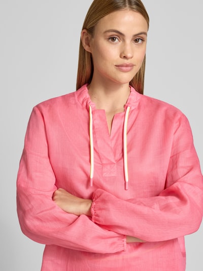 Frauenmodel trägt Regular Fit Bluse mit V-Ausschnitt und Tunnelzug von Marc Cain, Reine Baumwolle, leuchtendes Pink, Nahaufnahme Oberkörper.