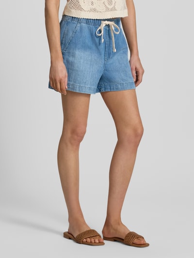 Frauenmodel trägt Straight Fit Shorts in Denim-Optik von GAP aus reiner Baumwolle mit Eingriff- und Gesäßtaschen, Ganzkörperansicht von vorne.