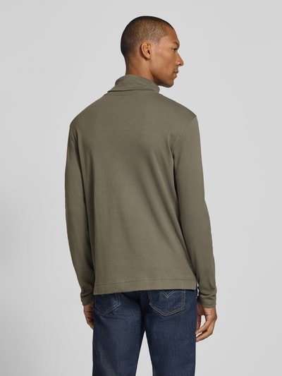Männermodel trägt Regular Fit Longsleeve aus reiner Baumwolle mit Rollkragen von Christian Berg Men in Olivgrün, Rückenansicht, Ganzkörperansicht Rückansicht. Reine Baumwolle, elastische Abschlüsse, Rückenlänge bei Größe M 70 cm.