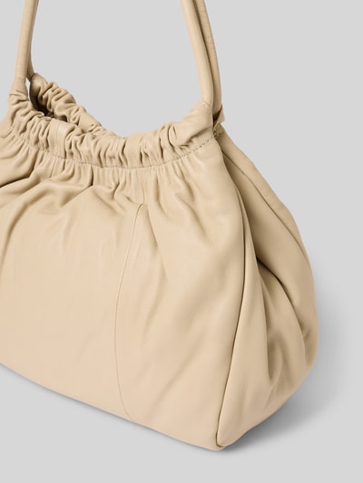 Produktfoto, Handtasche aus echtem Leder Modell 'Cloud' von LIEBESKIND BERLIN, beżowy kolor, gładka faktura, marszczenia, cienki pasek na ramię, szerokość w rozmiarze 1: 35 cm, długość: 30 cm, głębokość: 15 cm, długość paska: 60 cm, zapięcie na magnes