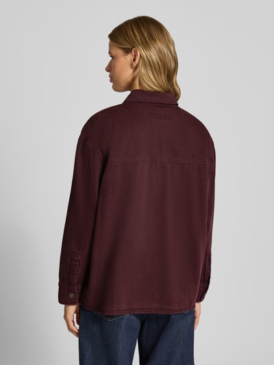 Vrouwenmodel draagt Relaxed Fit Oversized Shirt aus reiner Baumwolle Modell 'SILLA' van ONLY, donkerrood, grove textuur, dames Oversized Shirt, volledige achterkantaanzicht.