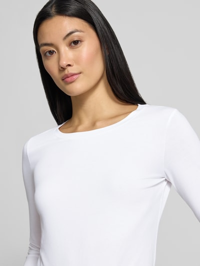 Frauenmodel trägt Skinny Fit Longsleeve aus Baumwoll-Mix Modell 'LORATA' von MM by Max Mara in Weiß, glatte Struktur, Nahaufnahme Oberkörper.