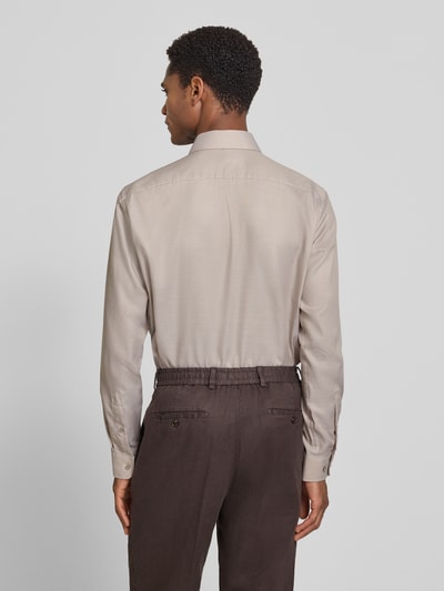 Christian Berg Men Regular Fit Business-Hemd mit Strukturmuster und Kentkragen Taupe 5