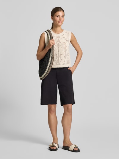 Frauenmodel trägt Bermudas mit Gürtel Modell 'ROVENA' von Soyaconcept aus Baumwoll-Elasthan-Mix in Schwarz, Regular-Fit, Ganzkörperansicht von vorne.
