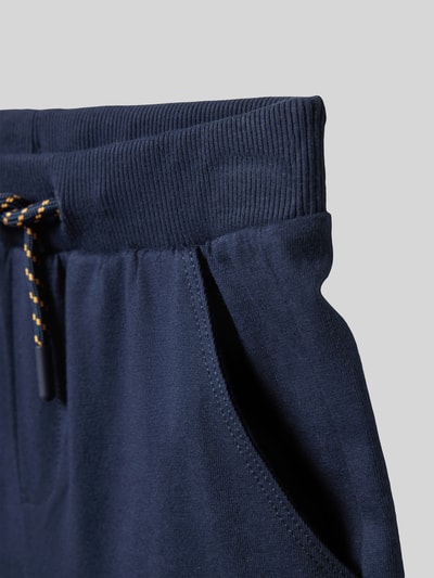 Produktfoto, Regular Fit Sweatshorts aus Baumwoll-Mix von s.Oliver RED LABEL in Dunkelblau, unifarben, elastischer gerippter Bund, seitliche Eingrifftasche, Sweat-Textur