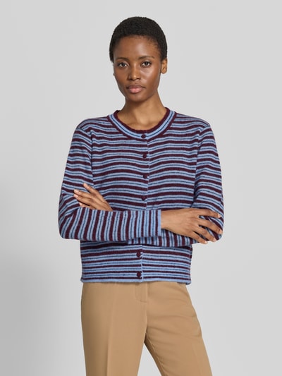 Frauenmodel trägt Strickjacke mit Woll-Anteil Modell 'Milvi' von MOS MOSH, gestreiftes Design in Blau und Rot, Material-Mix mit Knopfleiste, Nahaufnahme Oberkörper.
