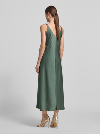 Frauenmodel trägt Regular Fit Midikleid mit V-Ausschnitt von V by Vera Mont aus Satin in Grün mit Rückenausschnitt, Ganzkörperansicht Rückansicht. Rückenlänge bei Größe 36: 129 cm, Brustweite 37 cm, ärmelloses Design, Raffung.