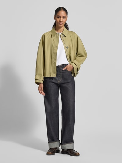 Frauenmodel trägt Trenchcoat mit Bindegürtel und Ärmelriegeln von JAKE*S STUDIO WOMAN aus reiner Baumwolle, Regular-Fit, Ganzkörperansicht von vorne.
