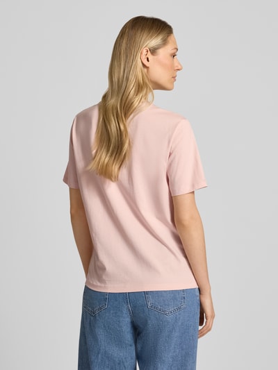 Modelka kobieca nosi T-Shirt aus Bio-Baumwolle od Jake*s Casual w jasnoróżowym kolorze, prosty krój, okrągły dekolt, krótki rękaw, czysta bawełna organiczna, długość tyłu w rozmiarze S: 58 cm, widok całej sylwetki z tyłu.