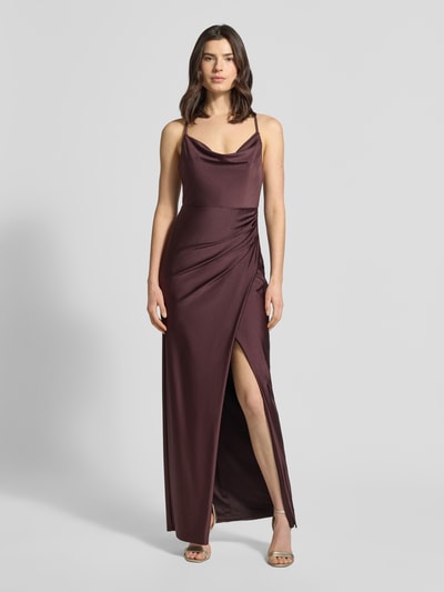 Modelka kobieca nosi Regular Fit Abendkleid mit Raffungen od V.M., satyna, krój regular fit, ramiączka spaghetti, rozcięcie z przodu, długość tyłu w rozmiarze 36: 131 cm, szerokość w rozmiarze 36: 30 cm, widok całej sylwetki z przodu.
