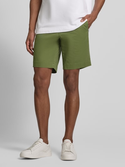 Männermodel trägt Straight Fit Chinoshorts aus Baumwoll-Mix von Polo Ralph Lauren in Optik: Unifarben, mit Logo-Detail, Nahaufnahme Oberschenkel.