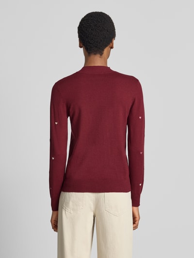Frauenmodel trägt Strickpullover aus Viskose-Mix mit Stitchings von Apricot in Bordeaux, Slim Fit, Allover-Look, Rückansicht.