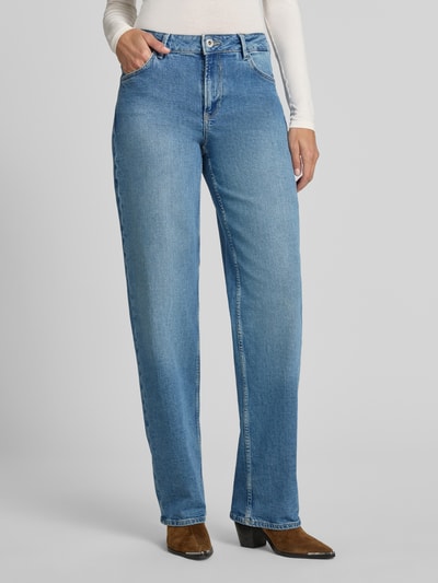 Vrouwenmodel draagt blauwe straight jeans van katoenen mix, Straight Fit Jeans aus Baumwoll-Mix Modell 'Celia' van Garcia, dames straight jeans, geheel lichaamsaanzicht van voren