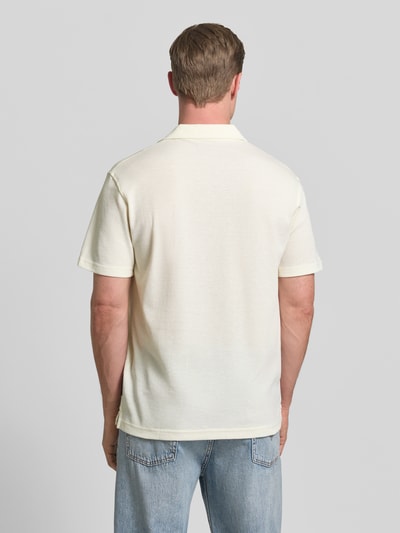 Männermodel trägt Relaxed Fit Poloshirt aus Baumwoll-Mix von Tom Tailor Denim in Optik: Unifarben, Piqué-Struktur, Ganzkörperansicht Rückansicht.