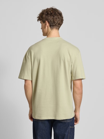 Männermodel trägt T-Shirt mit Rundhalsausschnitt Modell 'KAISER' von Blend in Beige, reine Baumwolle, Relaxed Fit, Ganzkörperansicht Rückansicht.