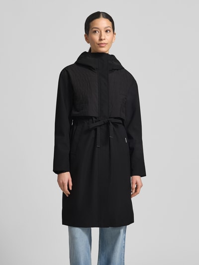 Frauenmodel trägt Mantel mit Kapuze und Tunnelzug Modell 'ELSA' von khujo, Regular-Fit, schwarze Farbe, Ganzkörperansicht von vorne, Rückenlänge bei Größe S: 96 cm, Schulterbreite: 49 cm, Brustweite: 51 cm, Ärmellänge: 60 cm.
