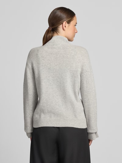 Vrouwenmodel draagt gebreide pullover met opstaande kraag van Christian Berg Woman, los model, ribboorden, ruglengte maat M 58 cm, mouwlengte maat M 60 cm, effen lichtgrijs, geribde textuur, met lange mouwen, schouderpartijen met laag ingezette mouwen, effen design, volledige achterkant.